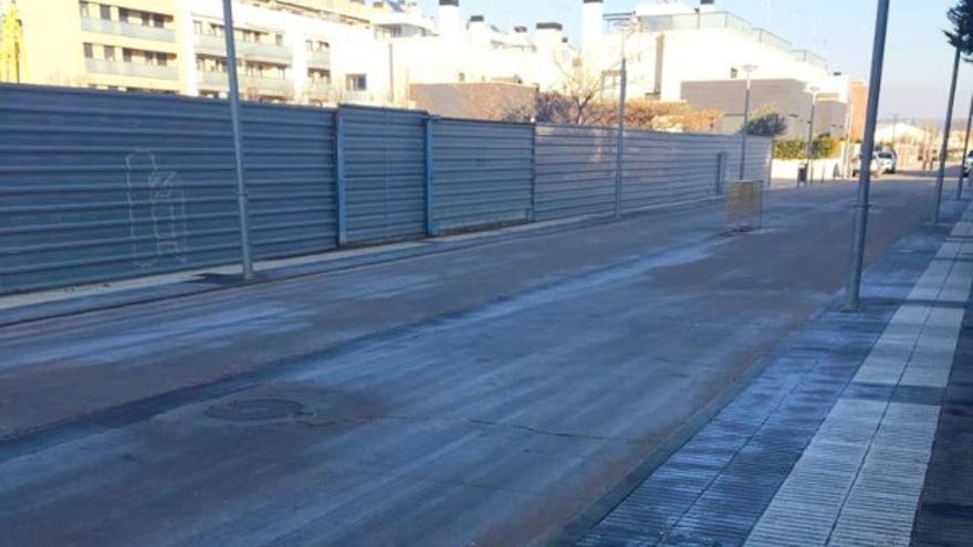Huesca está extendiendo sal en sus calles para reducir el impacto de las heladas.