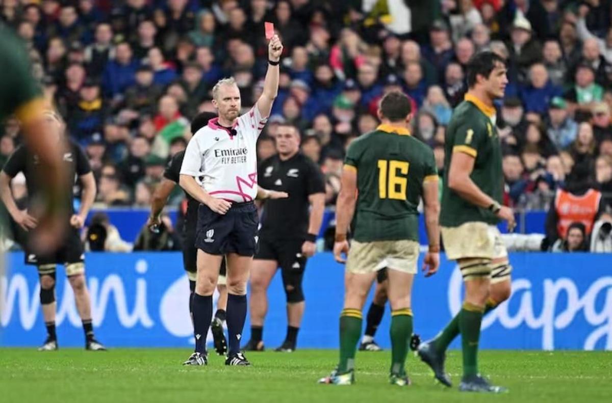 Wayne Barnes muestra la roja a Cane en el mundial de rugby.