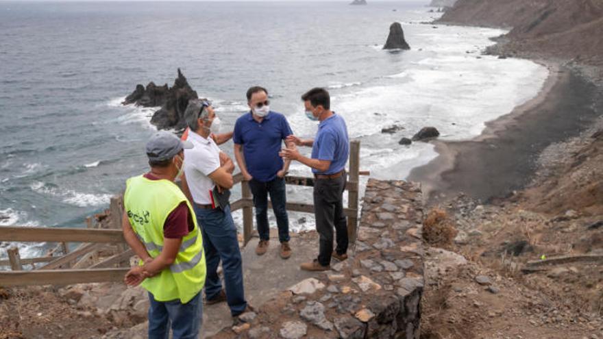 Un momento de la visita a las obras que se realizan en la playa de Benijo.