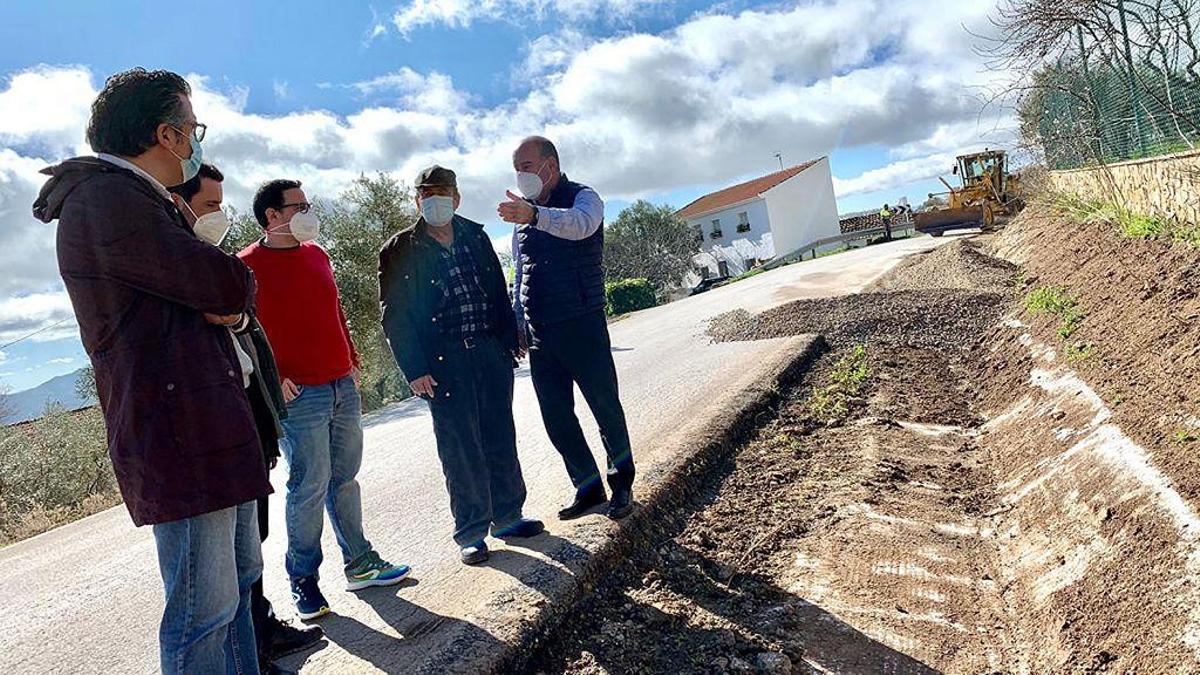 El alcalde de Antequera, Manuel Barón, muestras unas obras de arreglo de la carretera a unos vecinos.