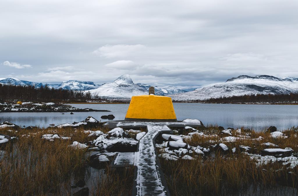 Pasarela que conduce a la frontera entre Finlandia, Suecia y Noruega.