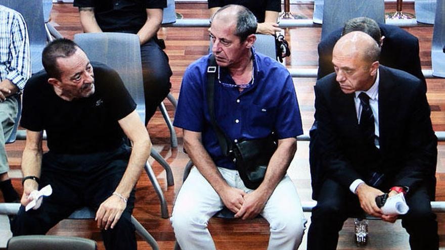 Del Nido no se sentó ayer en el estrado de los abogados. En la imagen, a la derecha, junto a su hermano Óscar y Muñoz.