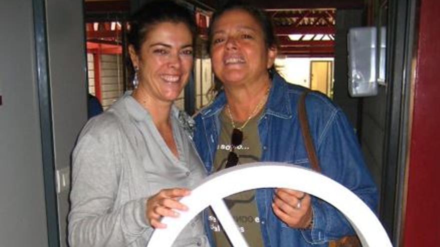 Consuelo Montero, a la derecha, y Lucía Luisa Ramos Vaquero, reina de 1984.