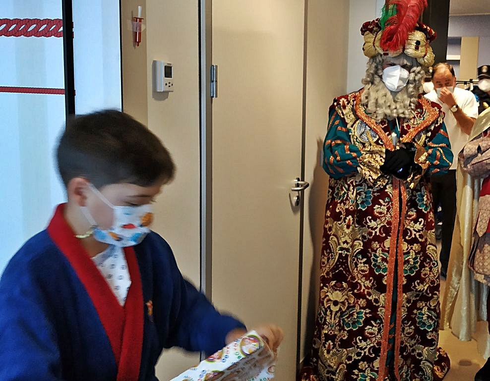 El rey Melchor visitó a los niñoshospitalizados en el Cunqueiro