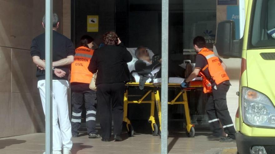 Situación de la puerta de Urgencias del Santa Lucía durante la jornada de ayer.