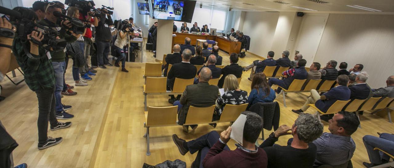 Los 34 acusados del caso Brugal, que volvieron a sentarse ayer ante el tribunal, en la primera sesión.