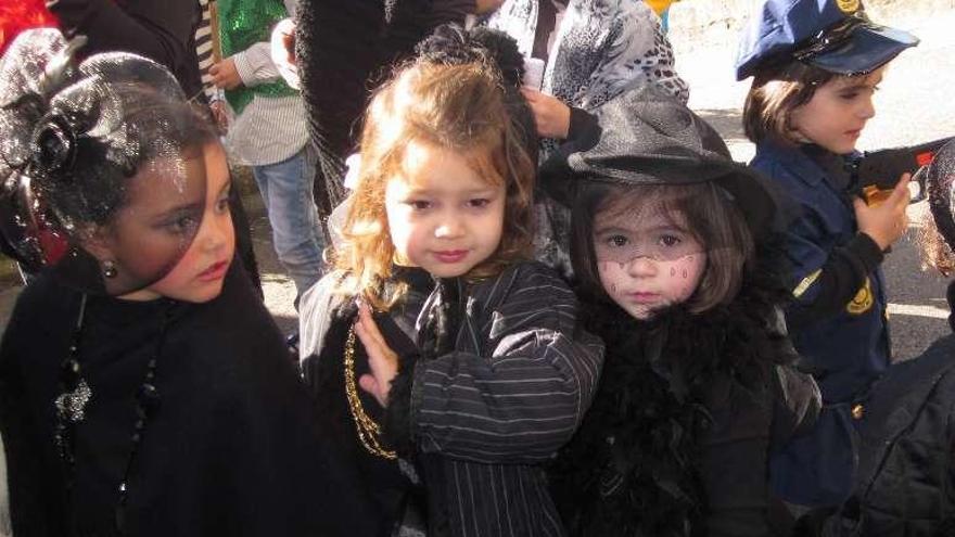 Los niños de Infantil y de Primaria del colegio de Seixo celebraron también una fiesta de disfraces en el centro. // S.A.