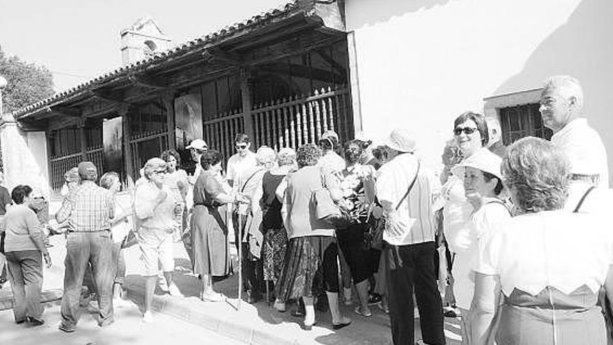 Un grupo de peregrinos, el domingo, en Bustio.