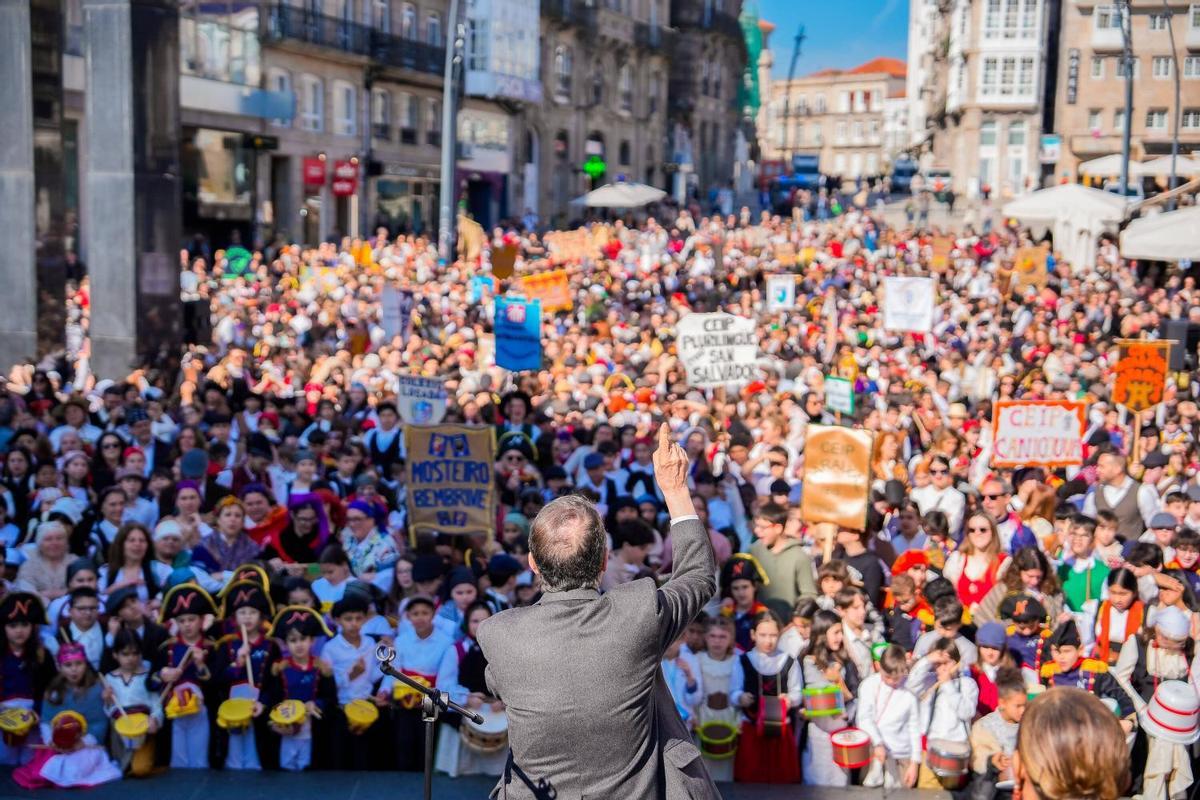 Más de 2.000 escolares toman Vigo con la Reconquistiña