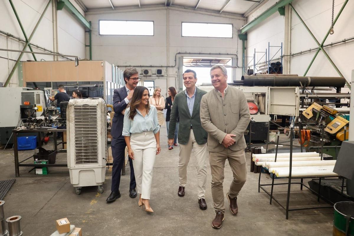 Bellido y Jurado, durante su visita a la empresa cordobesa Mecanizados Cortec.