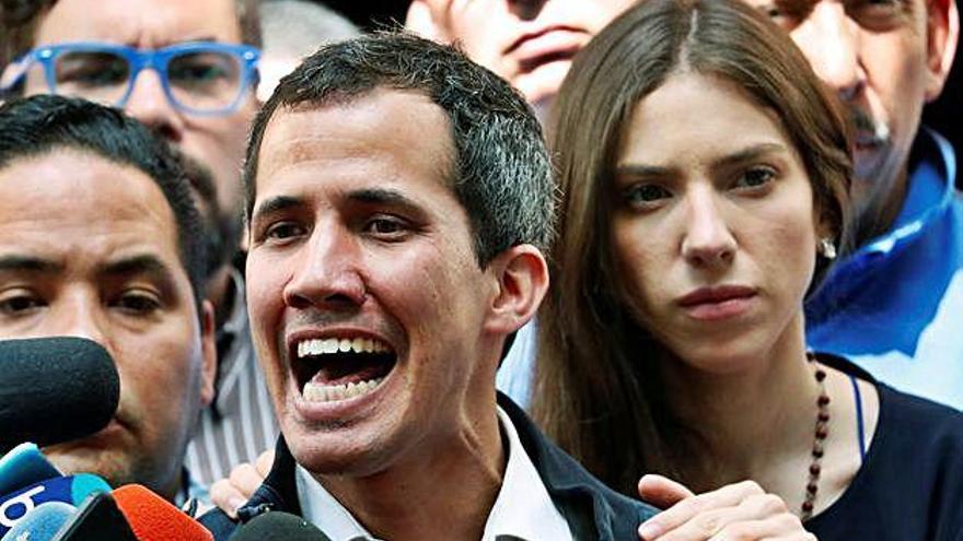 Guaidó parla amb els mitjans acompanyat per la seva dona.