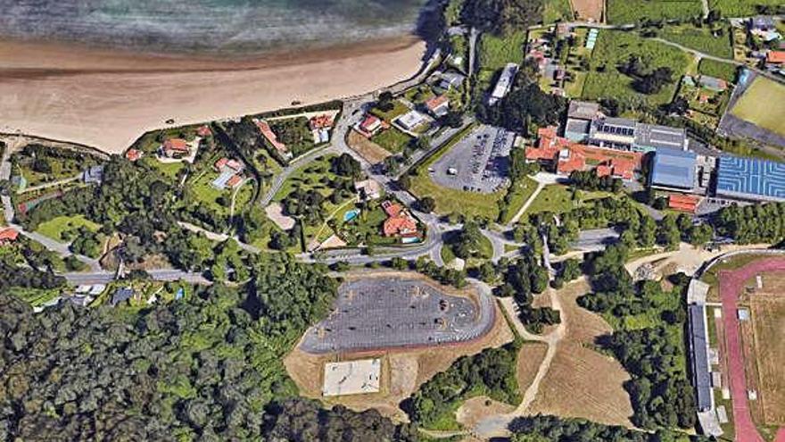 Vista aérea de la playa de Bastiagueiro y delante del arenal, las casas en zona verde.