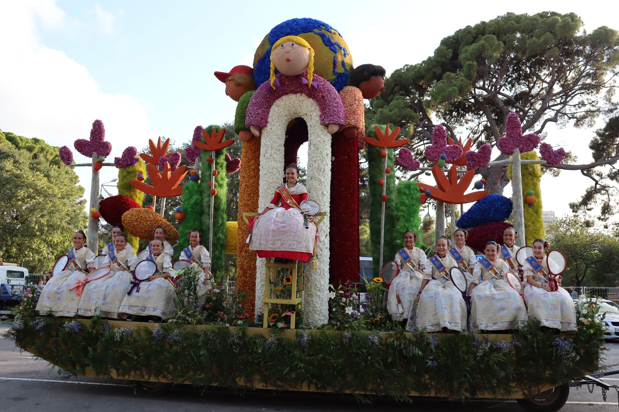 La Batalla de Flores reúne a las falleras de 2022 y 2023