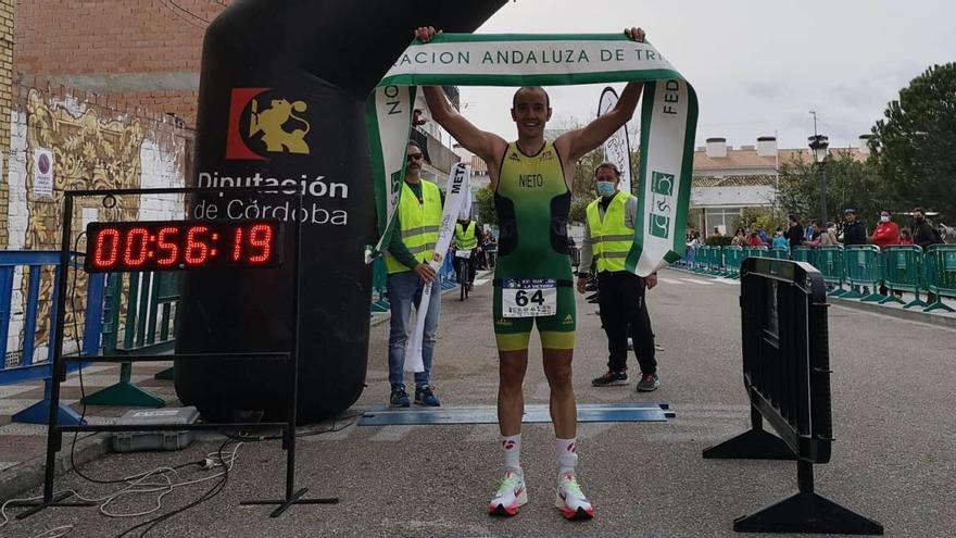 Juan Carlos Nieto celebra el triunfo en el Duatlón de La Victoria.