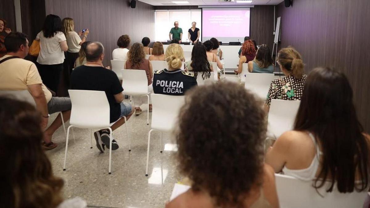 La charla informativa sobre los recursos para las mujeres en casos de violencia machista tuvo lugar en la sala de formación del Centro de Servicios Sociales.