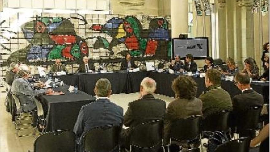 Acte de creació de la Xarxa de Museus d&#039;Art, a la Sala de la Cúpula del MNAC, amb un mural de Miró al fons