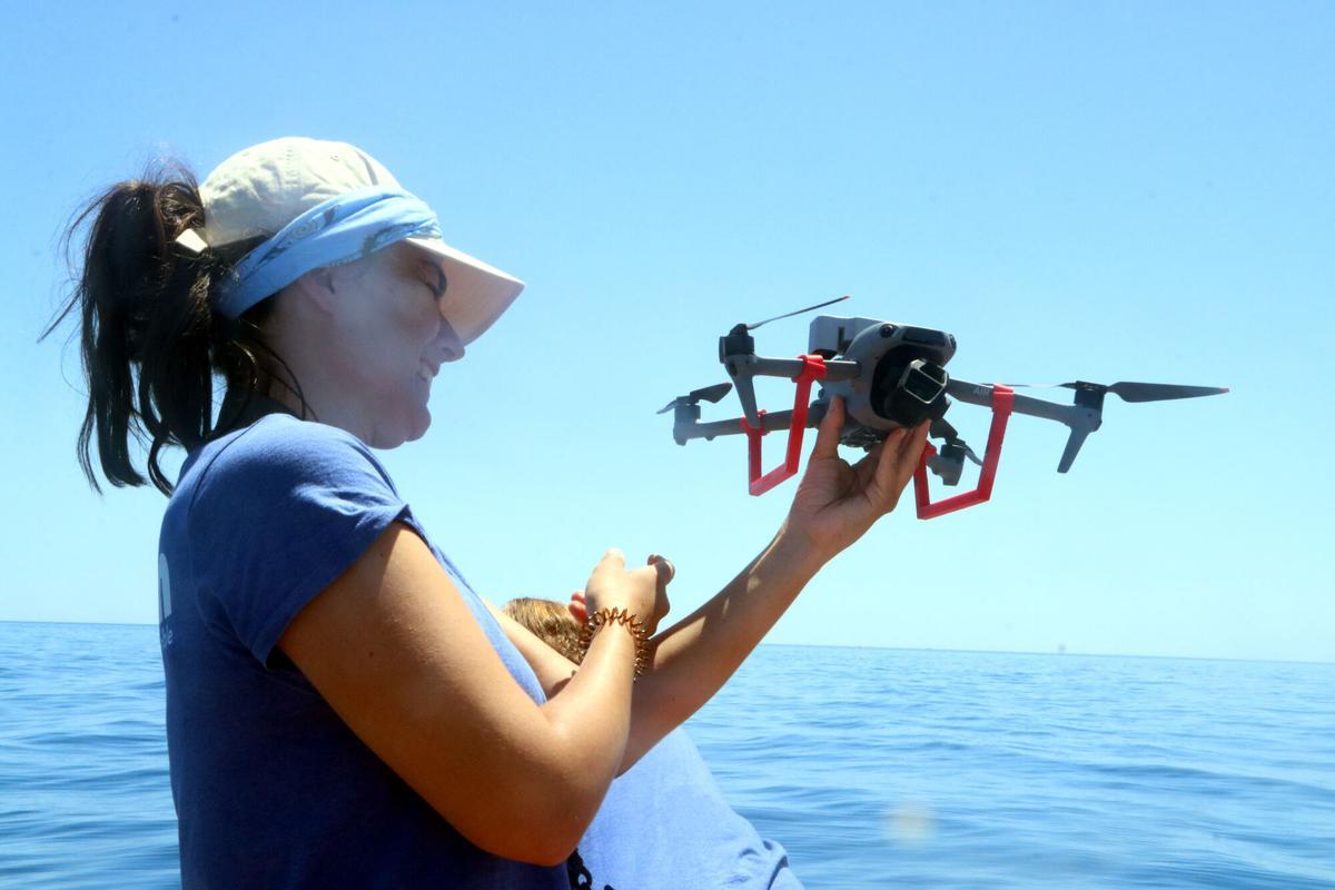 Una de les integrants de Submon treballant amb en dron al mar