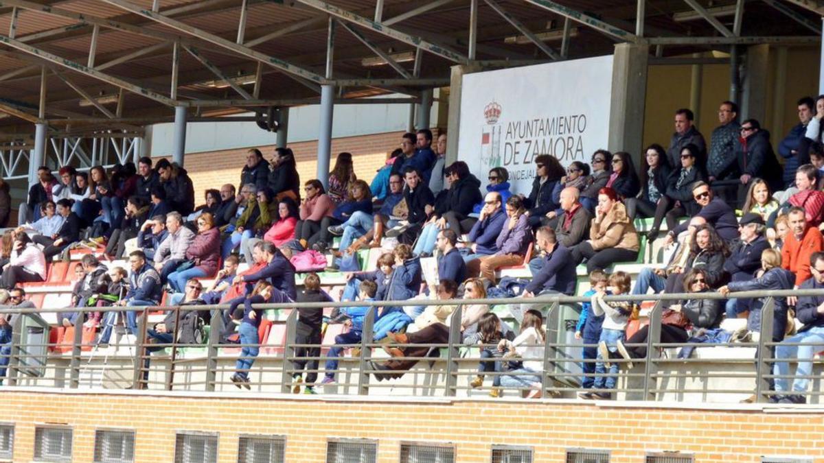 Numeroso público presenció el encuentro en la Ciudad Deportiva.