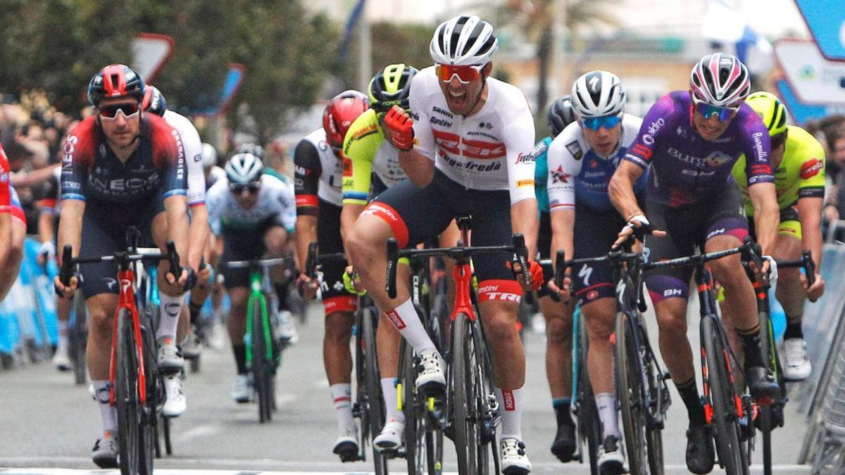 El itaiiano Matteo Moschetti celebra el triunfo, ayer, en la meta de Torrevieja.  | EFE/MORELL