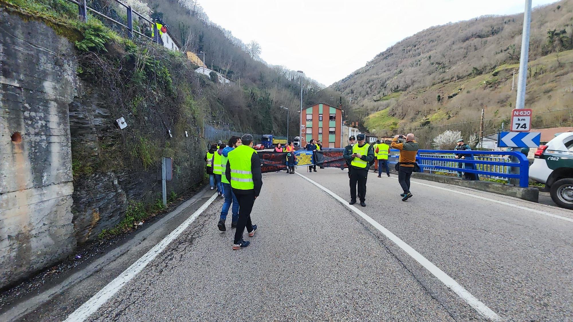 Tractorada en Asturias: el campo sale a protestar por diversas carreteras de la región