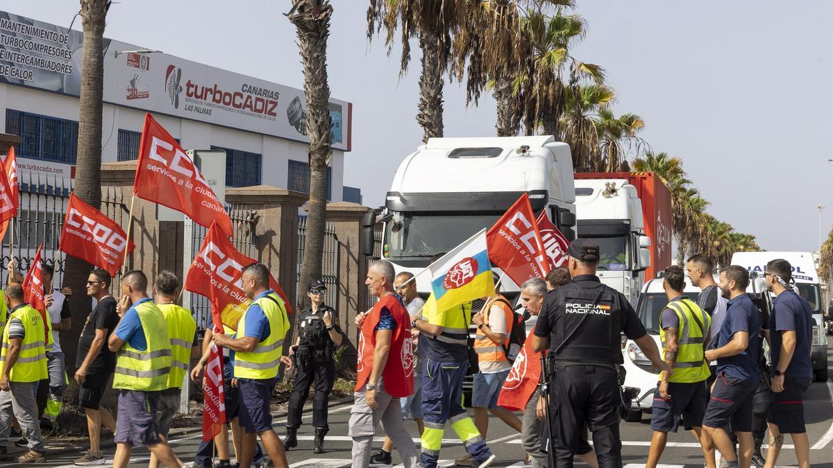 Huelga de transportistas ayer en el Puerto de la Luz.