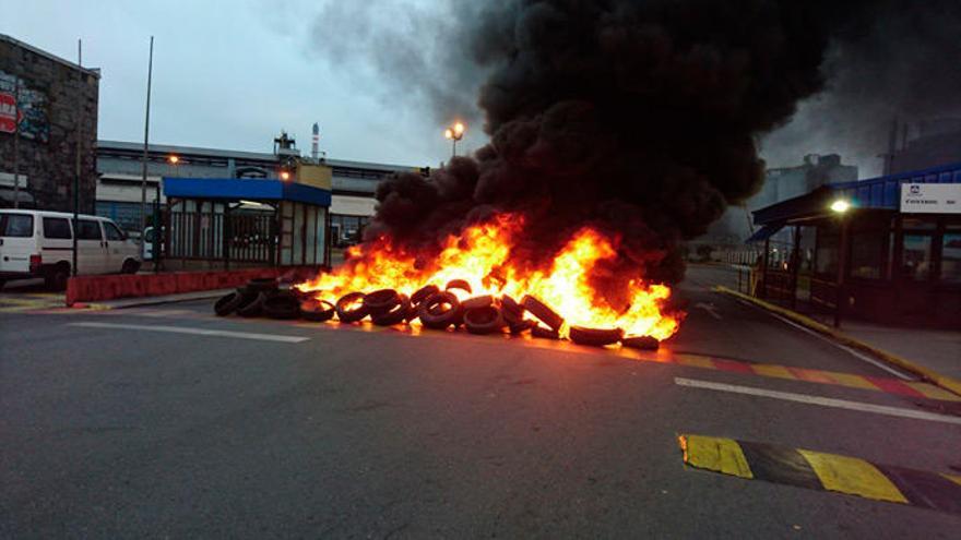 Barricada, esta mañana, en los accesos a la fábrica de Alcoa en A Grela.