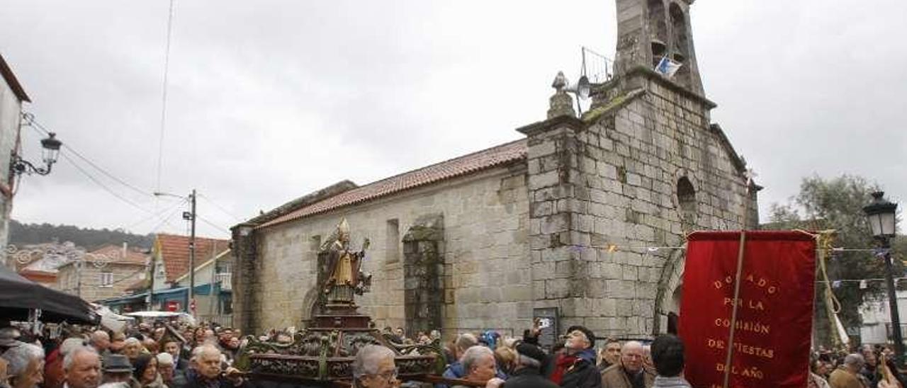 Procesión en el entorno de la iglesia Santiago de Bembrive. // José Lores