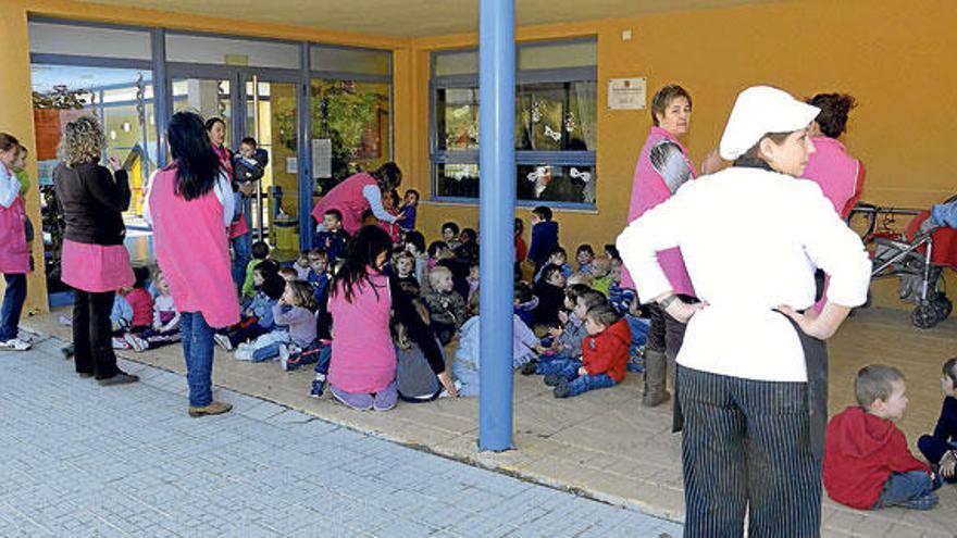 Los profesores atienden a los niños durante el desalojo de la guardería.