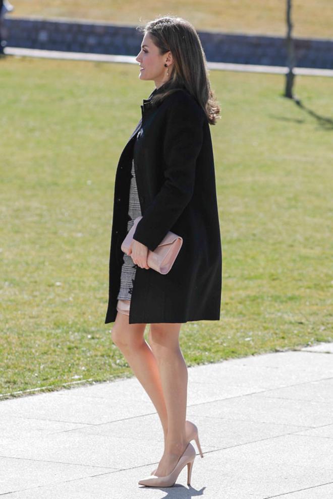 El look de Letizia Ortiz con abrigo negro en Ávila