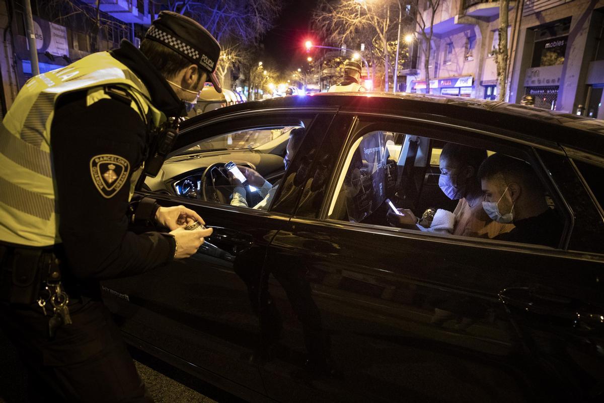 Policia expectant davant la primera nit sense toc de queda