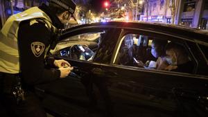 Policia expectant davant la primera nit sense toc de queda