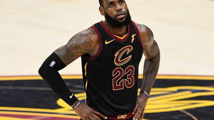 LeBron James, durante el cuarto partido de la final de la NBA que los Cavaliers perdieron frente a los Warriors.