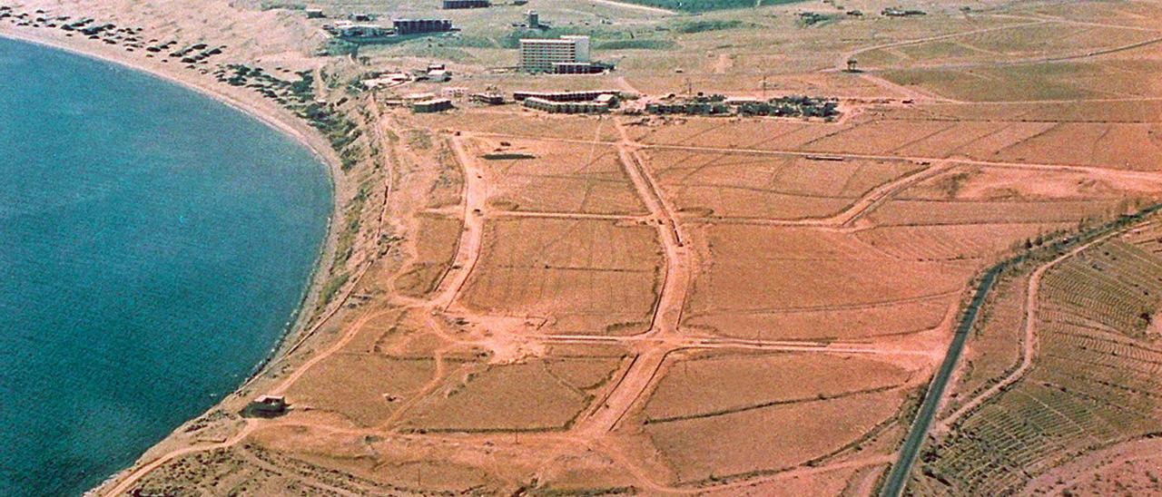 Costa de San Bartolomé de           Tirajana, en 1960, sin construcciones. Al fondo se aprecia la charca de Maspalomas. Fedac