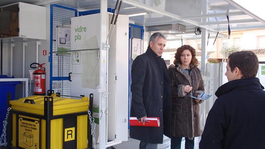 El conseller, Quim Cufí, i la presidenta, Cristina Alsina, a la deixalleria.