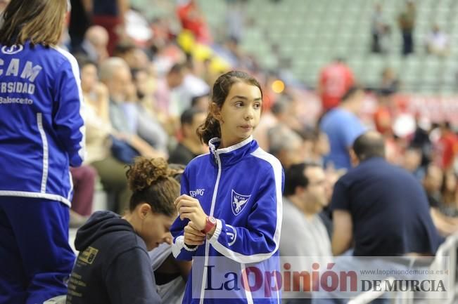 Los universitarios contra el Dinamo Sassari.