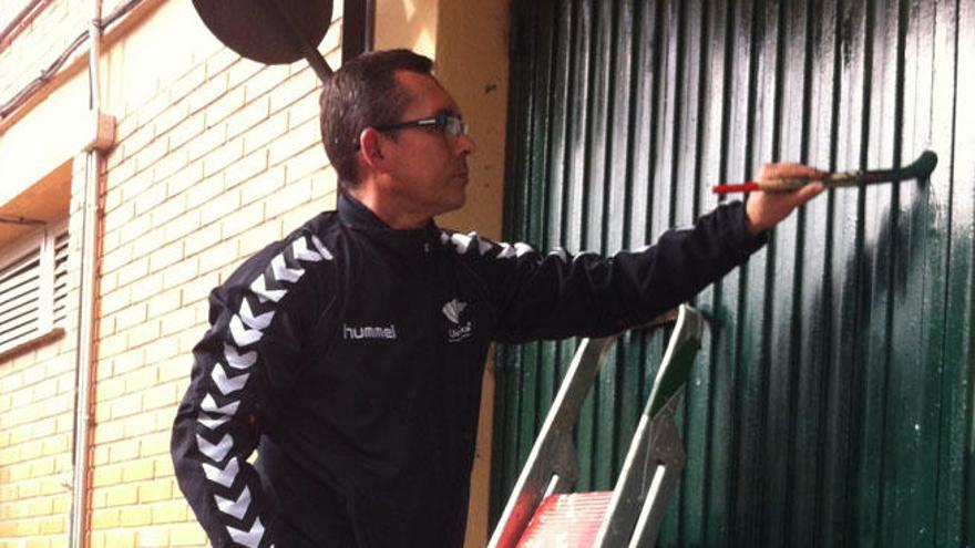 Juande, pintando una puerta.