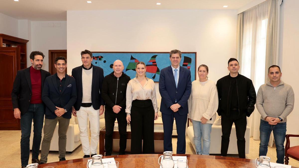 La presidenta, Marga Prohens, con los siete chefs en la reunión.