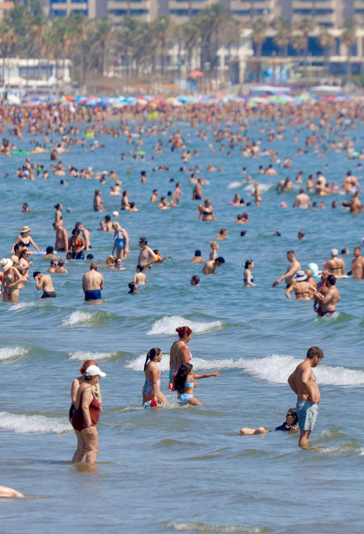 Las playas de València se llenan ante la llegada inminente de una nueva ola de calor