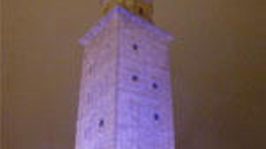 La Torre de Hércules iluminada de azul / Fran Martínez
