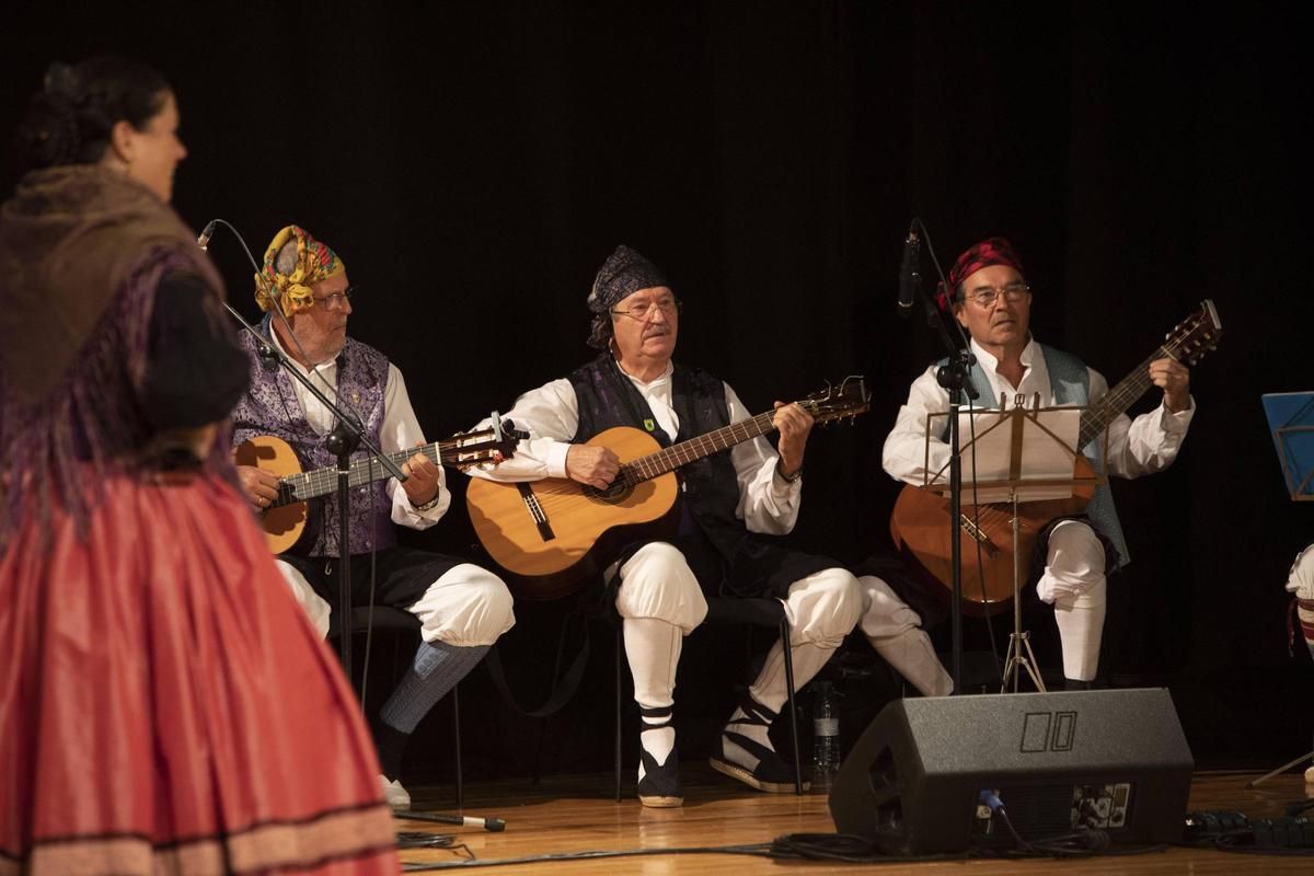 Cuadros de canto y baile del Centro, en una actuación.