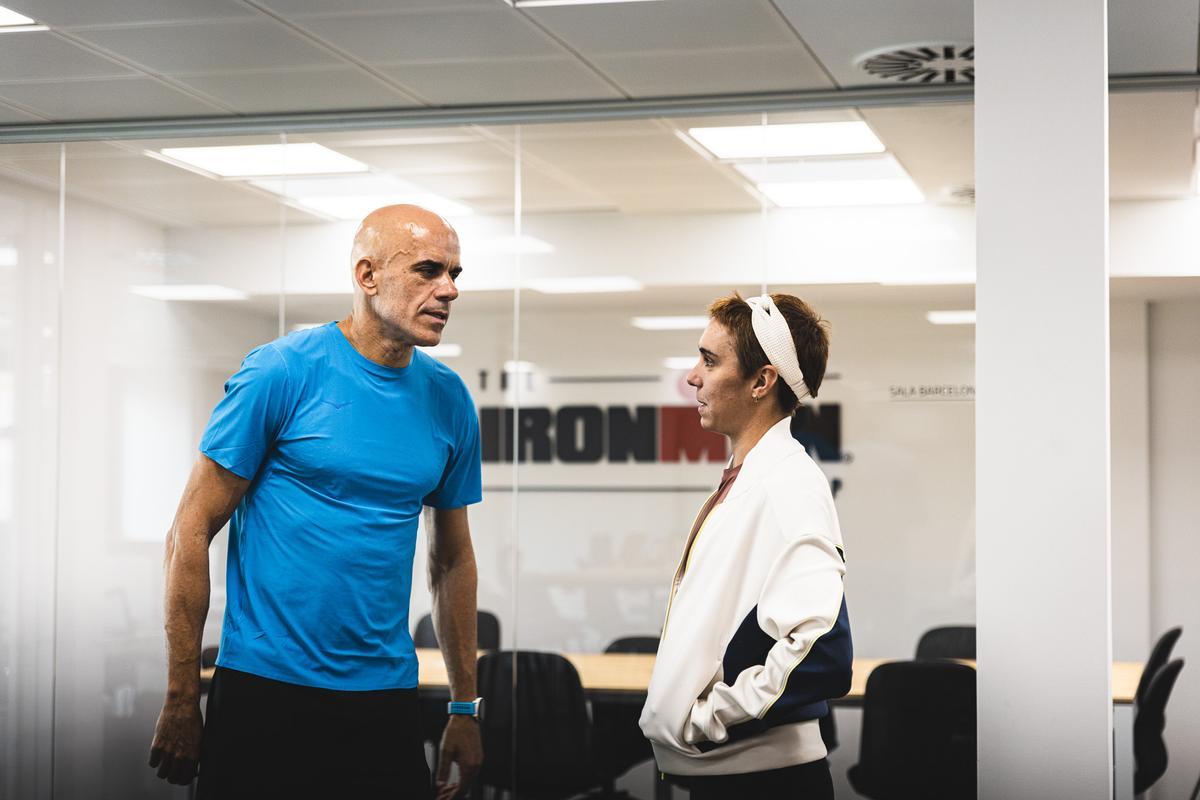 Reyes Estevez y Marta Sánchez charlando en la sede de IRONMAN Spain
