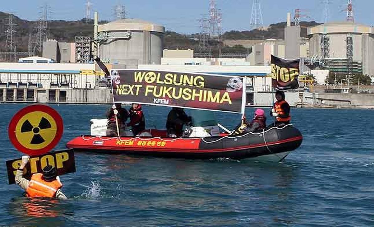 Mediambientalistes demandan des d’un bote el cierre de l’antic reactor Wolsung i el fre de la construcció d’un nou reactor en la planta nuclear de Gyeongju (Corea del Sud)
