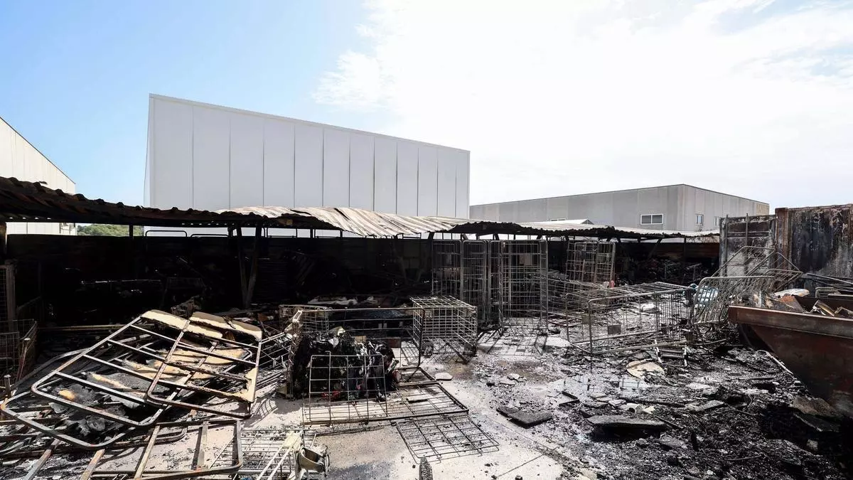 El fuego destruye 120 metros cuadrados de la nave industrial de Deixalles y afecta a todo el material preparado para la venta