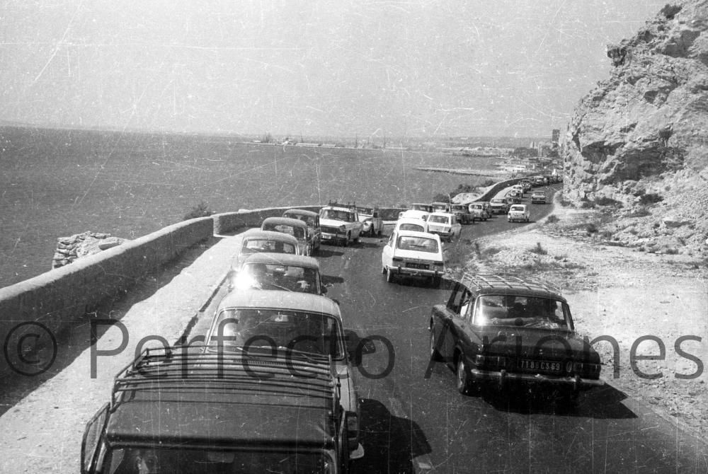 Así era el tráfico en la ciudad de Alicante en los años 60 y 70 en pleno verano