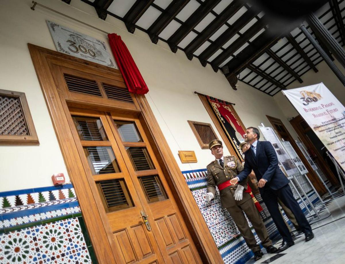 El Ejército renueva su compromiso  de tres siglos con la capital tinerfeña