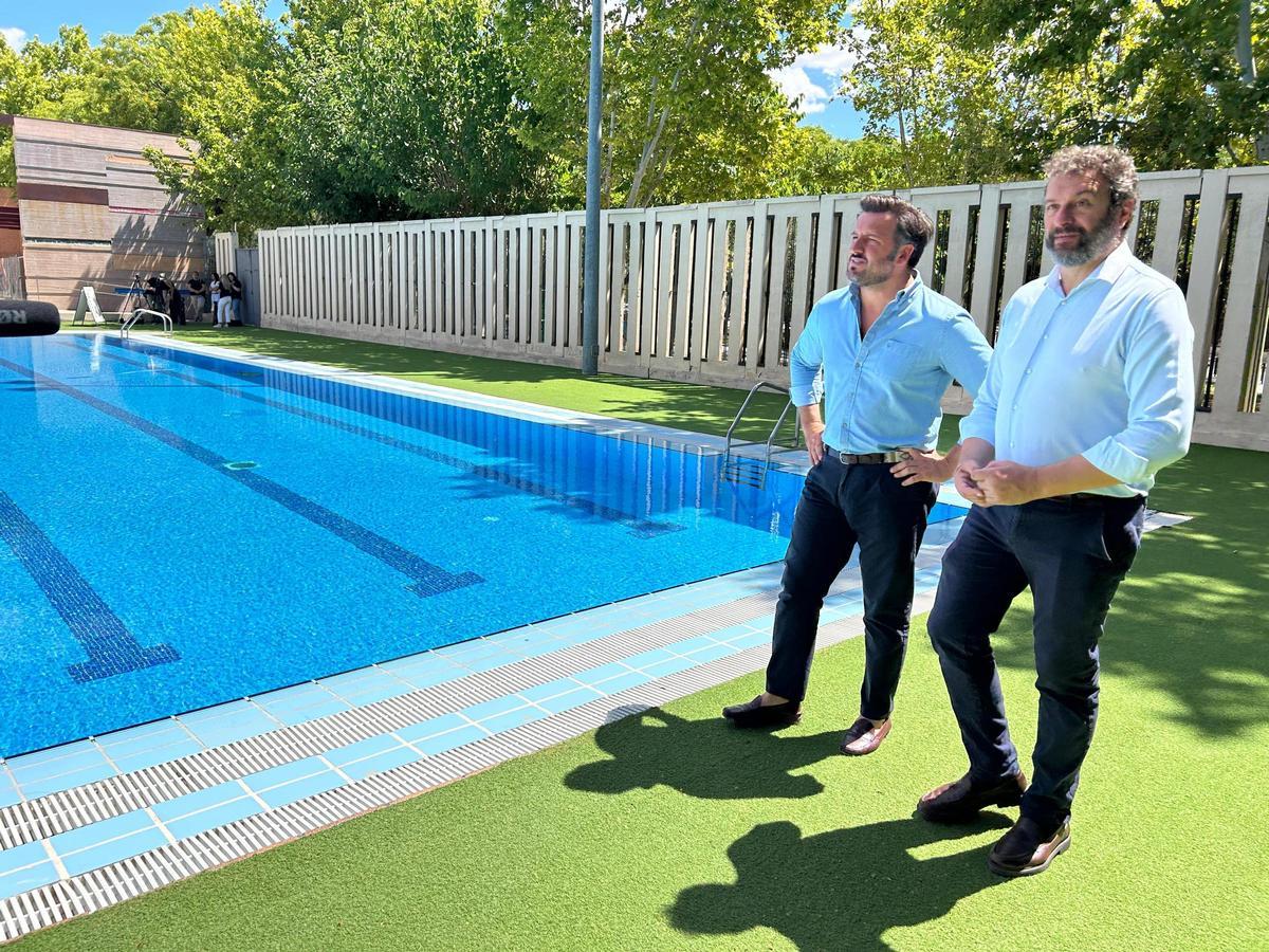 El alcalde de Elche, Pablo Ruz, junto al concejal de Deportes, Santiago Román, en la piscina del Pla este jueves