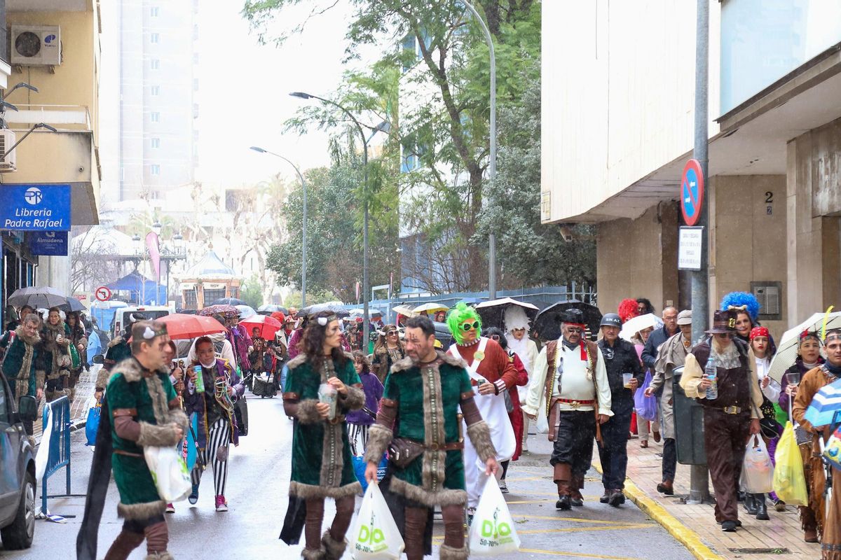 La lluvia no sorprendió a los carnavaleros, que iban preparados con paraguas.