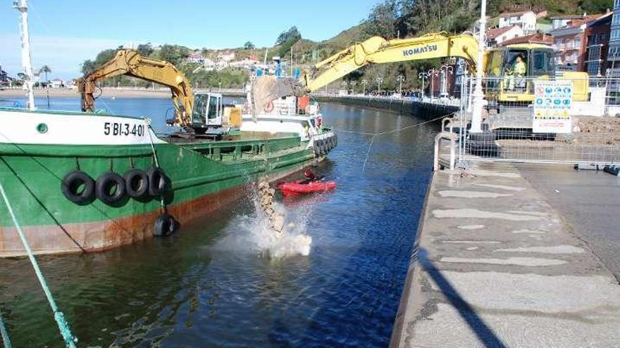 Obras en el muelle riosellano.