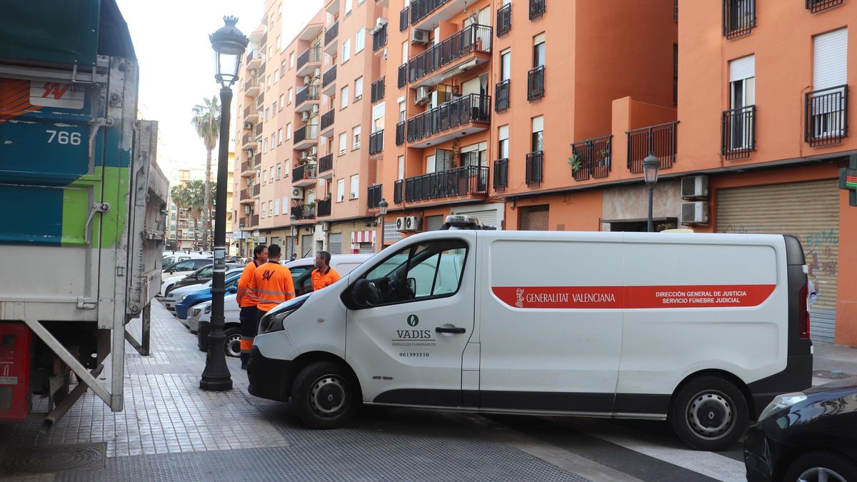 Hallan el cadáver de un hombre bajo toneladas de basura en su piso de Valencia