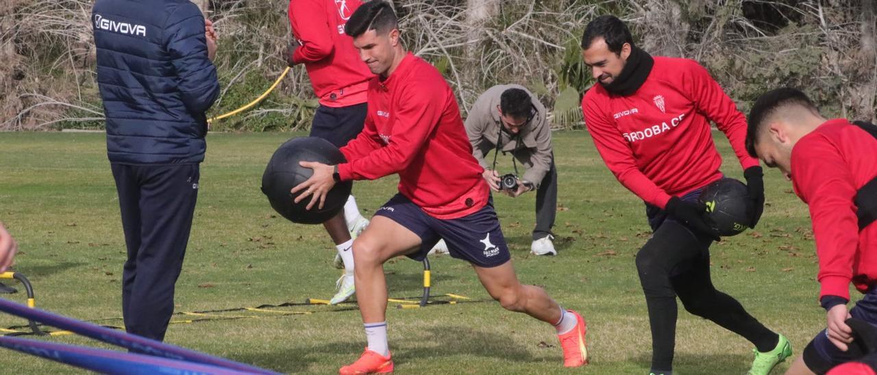 Willy Ledesma, junto a Miguel de las Cuevas, durante los ejercicios iniciales del entrenamiento del Córdoba CF, este miércoles.